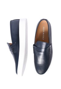 Le scarpe slip-on in pelle blu navy presentano una suola in gomma bianca, dettagli di cucitura e una fascia decorativa per un aspetto elegante. Fatto in Italia.