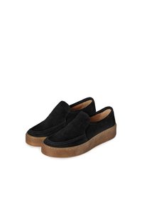Juodi nubuko slip-on batai su apvaliu pirštu ir tekstūruota natūralios rudos spalvos padais. Siuvinėta detalė aplink kraštą. Be raištelių.