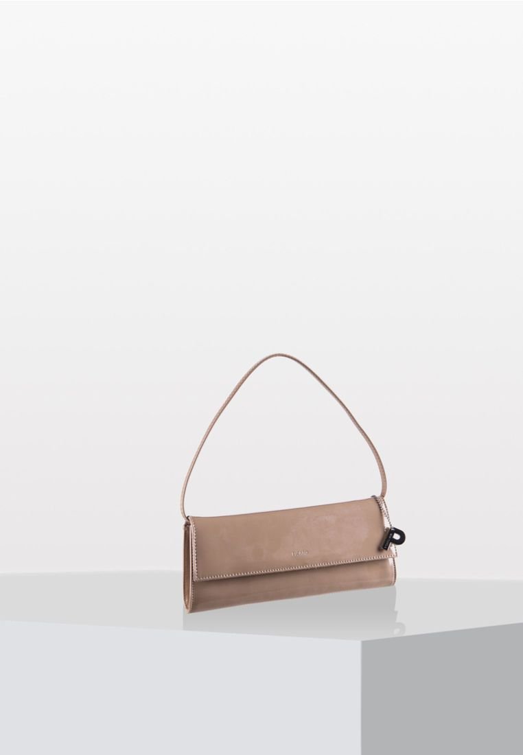 Bolso de mano de cuero beige con forma rectangular plana, asa superior y detalles de costura lateral. Incluye un pequeño accesorio de hardware negro.