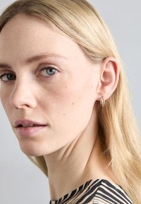 PAIRE DE CREOLES DECALEES BERLINGOT   - Earrings - white gold-coloured/yellow gold-coloured