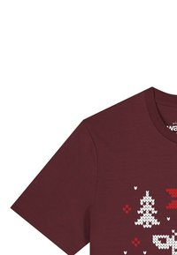 T-shirt en coton bourgogne avec un motif tricoté d'arbres et de cœurs en blanc et rouge, à manches courtes et col rond.