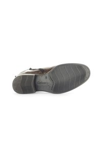 Bruin leren laars met een gestructureerde bovenkant, zijrits en een rubberen zool met horizontale groeven voor grip.