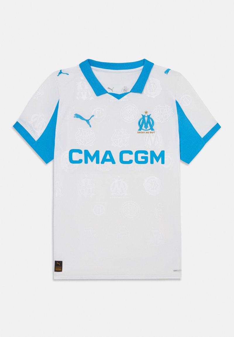 Balts futbols krekls ar gaiši ziliem akcentiem, ar apkakli, logotipu, sponsora nosaukumu "CMA CGM" un atkārtotiem emblēmu rakstiem. Izgatavots no mitrumu novērsoša auduma.