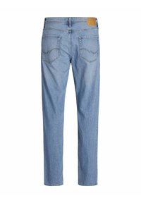 Hellblaue Jeans aus Denim mit geradem Schnitt, versehen mit zwei Gesäßtaschen und sichtbaren Ziernähten. Einfaches Design des Bundes.