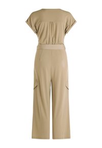 Khaki jumpsuit med korta ärmar, avslappnad passform, plisserad baksida, vida ben och cargo-fickor på båda sidor. Mjuk, slät tyg.