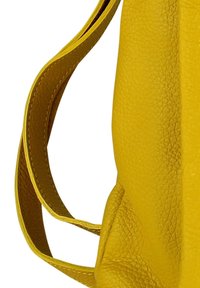 Geel leren handtas met een gestructureerd oppervlak. Heeft een brede schouderband en een afgeronde vorm, wat de praktische en duurzame eigenschappen benadrukt.