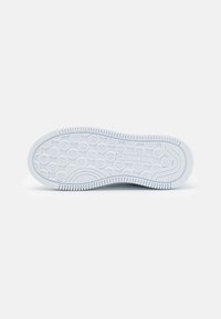 Champion RD18 PLATFORM GLITTER UNISEX - Tenisice - white/gun metallic