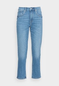 Jeans de mezclilla azul claro con una cintura alta, pierna recta, diseño de cinco bolsillos, un ligero desvanecimiento y un dobladillo sin terminar. Cierre de botón metálico y cremallera.