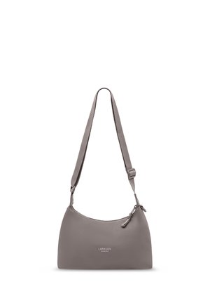 Bolso de cuero gris para llevar al hombro con correa ajustable y cierre de cremallera, con la marca Larkson Hamburg en el centro frontal.