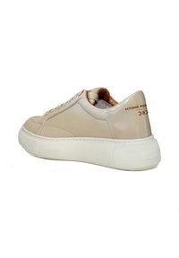 Beige Leder Sneaker mit strukturierten Seitenpaneelen, sanftem Glanz, runder Zehenpartie und einer weißen Gummisohle. Mit markiertem Akzent an der Ferse.