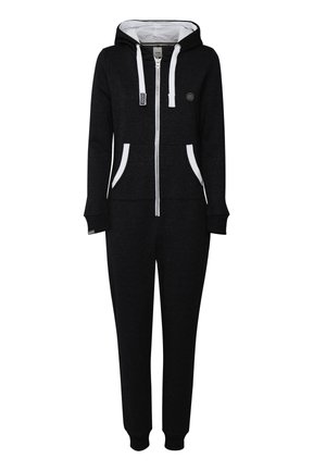 Jumpsuit nero con zip e cappuccio, dettagli bianchi, due tasche frontali e polsini elasticizzati, realizzato in un tessuto morbido con una texture liscia.