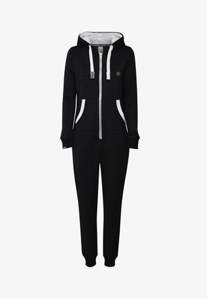Jumpsuit nero con zip e cappuccio, dettagli bianchi, due tasche frontali e polsini elasticizzati, realizzato in un tessuto morbido con una texture liscia.