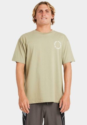 ROUND OUT - Camiseta estampada - green tea