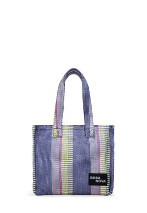 Bolsa tote con rayas verticales en azul, amarillo y rojo, textura tejida, dos asas y una etiqueta negra que dice "BOSA NOVA" en la parte frontal.
