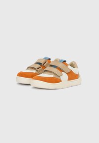 Baskets à velcro en daim orange, cuir beige et accents blancs ; bout rond, semelle texturée et détail bleu sur la bride.