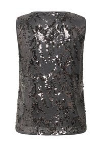 Ujjatlan felső sötétszürke színben, visszaverő flitterekkel borítva. Texturált kötött háttérrel, sima szegéllyel és finom csillogással.