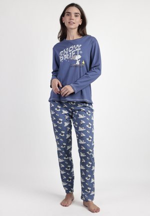 Camisa de pijama azul de manga larga con gráfico de "SNOW DRIFT", combinada con pantalones azules a rayas que presentan osos polares y estrellas.