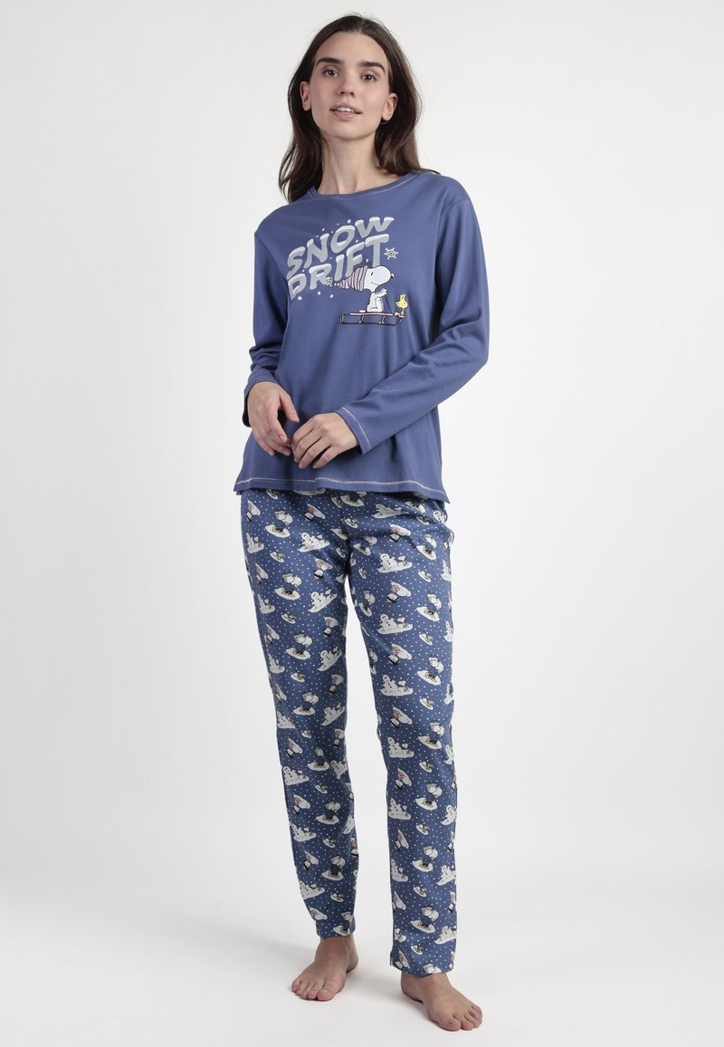 Camisa de pijama azul de manga larga con gráfico de "SNOW DRIFT", combinada con pantalones azules a rayas que presentan osos polares y estrellas.