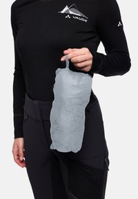 Kompakte graue Netztasche mit einem Loop-Griff, strukturiertem Oberflächendesign, geeignet für Aktivitäten im Freien.