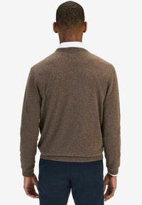 Ruskea neulottu paita rentoa istuvuutta, ribbireunuksia hihansuissa ja helmoissa sekä pyöreä pääntie. Ominaisuutena sileä, teksturoitu kangas.