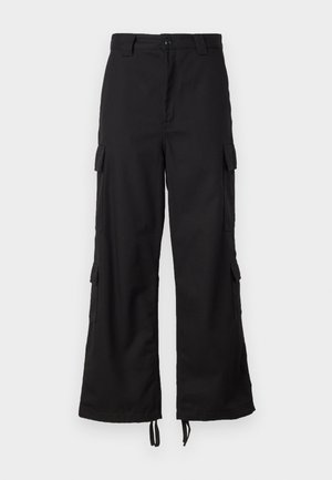 Fekete cargo nadrág, tartós anyagból készült, oldalsó zsebekkel, gombos záródással, széles lábszárral és állítható kötőfékekkel az alján.