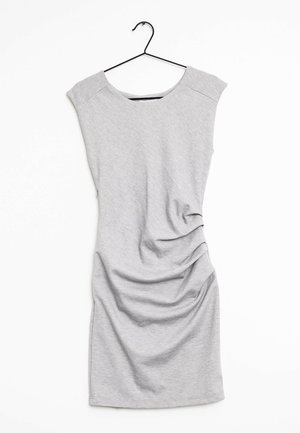 Lysegrå ærmeløs knælængde kjole med samlet stofdetalje på den ene side, hængende på sort bøjle mod hvid baggrund.