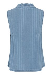 Bez piedurknēm, zils džinsa tops ar vertikālām baltām svītrām, ar viļņainu apkakli un brīvu piegriezumu. Iezīmēts ar sānu šķēlumiem, lai nodrošinātu ērtu kustību.