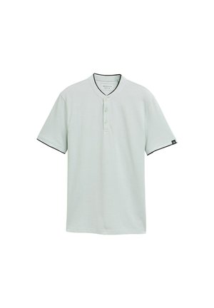 Lichtgroene shirt met korte mouwen van een gestructureerde stof, ronde kraag, een drieknoopsluiting en contrasterende zwarte afwerking op de mouwen.