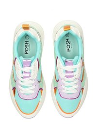 Türkise Sneaker mit lila, orangefarbenen und weißen Akzenten. Texturiertes Obermaterial, Schnürverschluss, gepolsterter Schaft und Logo auf der Innensohle.