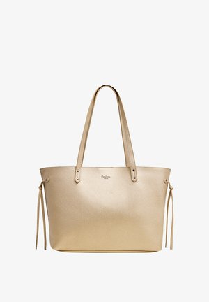Bolso tote beige con textura, dos asas largas, apertura superior y detalle de cordón en los laterales. Logotipo en relieve en el frente.