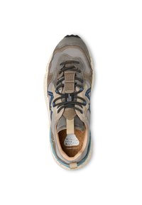 Baskets grises et beiges avec des superpositions texturées, une semelle tachetée, des lacets noirs et une semelle intérieure en liège avec une étiquette de conception.