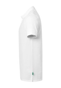 Hvid polo shirt med korte ærmer, krave, sideslids og lille grøn etiket i sømmen. Glat stof, enkelt og funktionelt design.