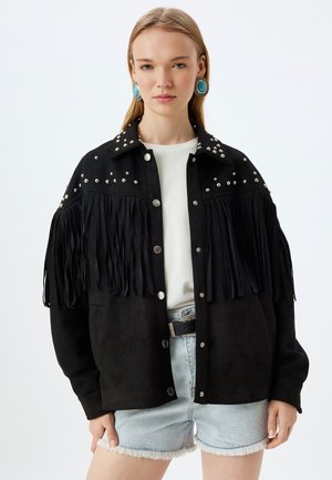 Zwarte suede jas met franjes op de mouwen en metalen studs op de schouders. Knopsluiting en een relaxed fit ontwerp.