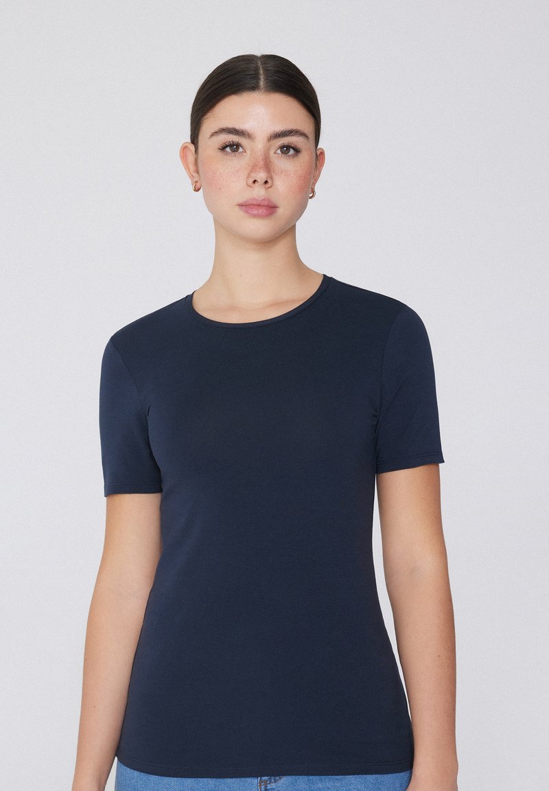 DESIGN - T-shirt attillata in rete bianca