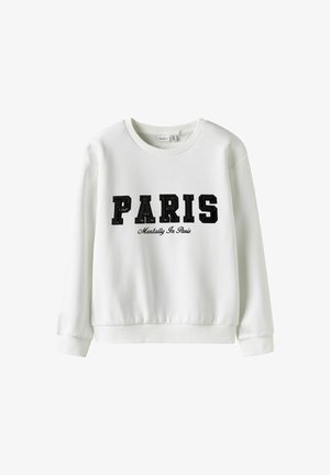 Balts sporta krekls ar melnu tekstu "PARIS" un "Mentally In Paris", ar ribotām piedurknēm un apakšmalu, apaļu dekoltē un mīkstu tekstūru.