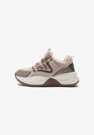 Masívna béžovo-hnedá teniska s hrubou bielou podrážkou, textúrovanou hnedou spodnou časťou, flísovou podšívkou a šnurovacím dizajnom, s logom "KEDDO" na boku.