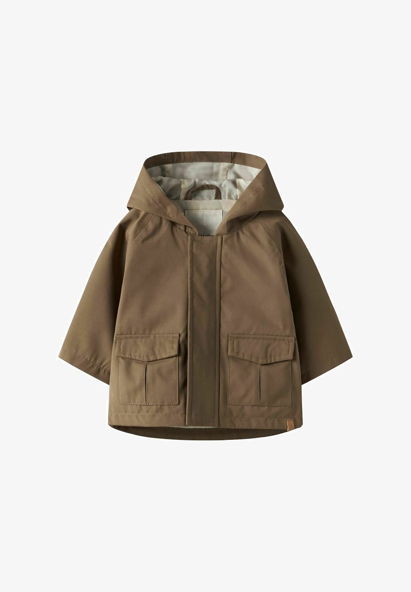 Veste à capuche marron avec poches à rabat sur le devant, manches longues et doublure intérieure beige, conçue pour les enfants.