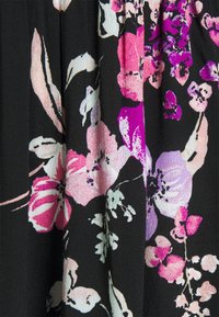 Tessuto nero con un motivo floreale che presenta fiori rosa, viola e bianchi. La texture appare morbida con sfumature e dettagli sottili.