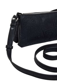Borsa a tracolla in pelle nera con superficie testurizzata, dotata di chiusura con zip e cinturino regolabile. Forma rettangolare compatta.