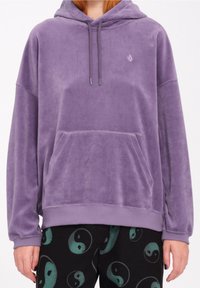 Sudadera púrpura hecha de una tela suave, con un bolsillo canguro en la parte frontal, capucha con cordón y puños acanalados. Logo sutil en el pecho.