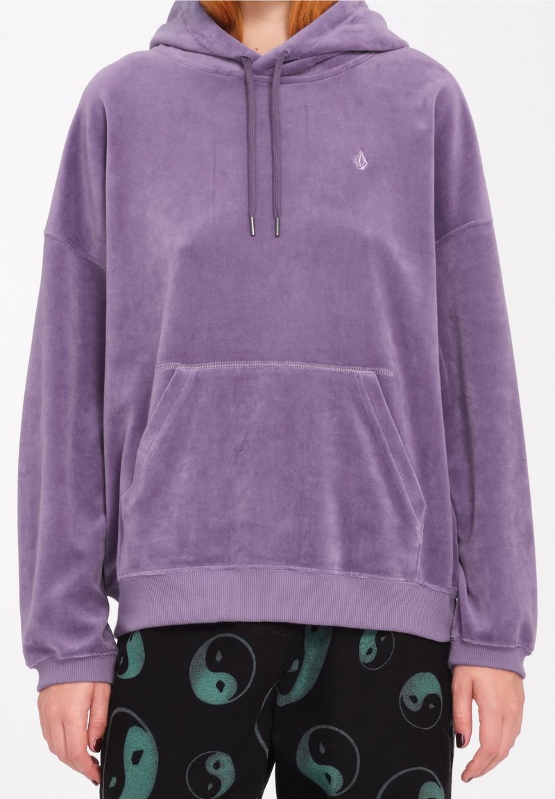 Sudadera púrpura hecha de una tela suave, con un bolsillo canguro en la parte frontal, capucha con cordón y puños acanalados. Logo sutil en el pecho.