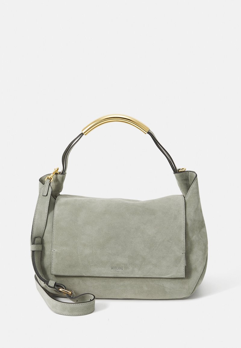 Γκρι σουέτ τσάντα χειρός με δομημένο σχέδιο, διαθέτοντας χρυσό καμπύλο χεράκι και αποσπώμενο λουρί ώμου. Διακριτική επωνυμία μπροστά.