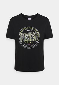 Czarny bawełniany t-shirt, okrągły dekolt, krótkie rękawy. Posiada dużą kolorową grafikę z logo z kwiatowymi akcentami oraz tekst wkomponowany w okrągły wzór.