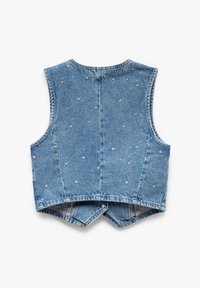 Chaleco de mezclilla en azul claro con un diseño sin mangas. Presenta purpurinas y patrones de estrellas en toda su superficie. Corte recortado con un dobladillo redondeado.
