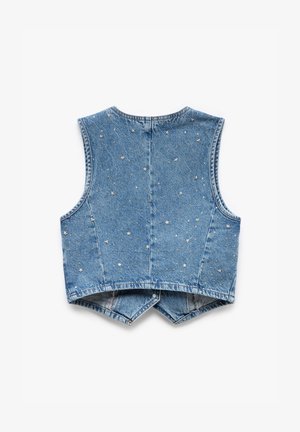 Denimvest i lys blå med ærmeløst design. Har nitter og stjernemønstre over det hele. Kropet skåret med en rund kant.
