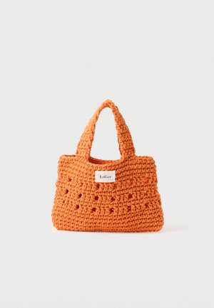 Borsa all'uncinetto arancione con forma rettangolare, due manici e un'etichetta bianca visibile con la scritta "LeGer" al centro davanti.