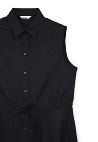 Schwarzes ärmelloses Kleid mit durchgehender Knopfleiste, Kragen und Kordelzug in der Taille. Hergestellt aus glattem Stoff mit einem schlichten Design.