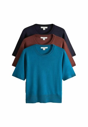 Drei kurzärmelige Strickpullover in Türkis, Braun und Marineblau, vertikal gestapelt mit Rundhalsausschnitt und geripptem Saum.