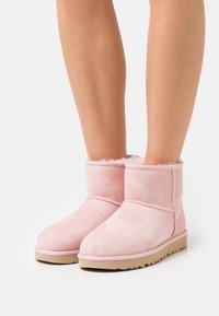 UGG CLASSIC MINI II - Botas de inverno - pink cloud