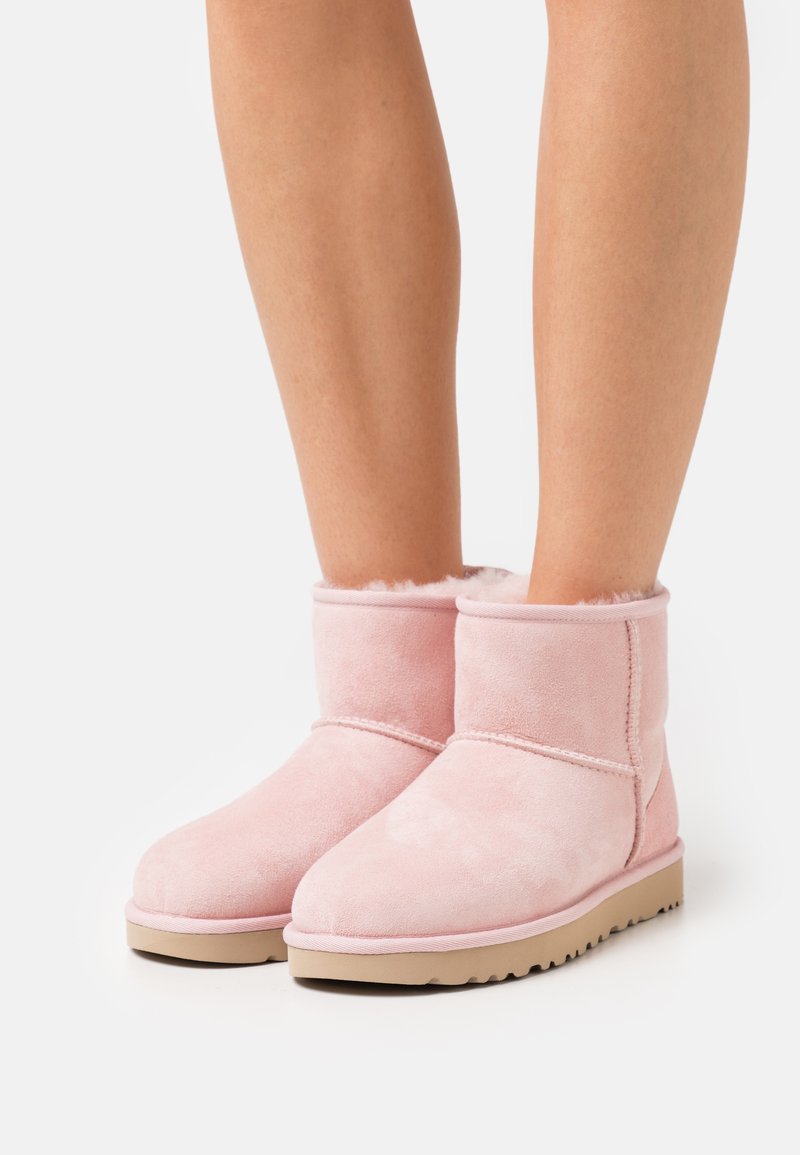 UGG CLASSIC MINI II - Botas de inverno - pink cloud